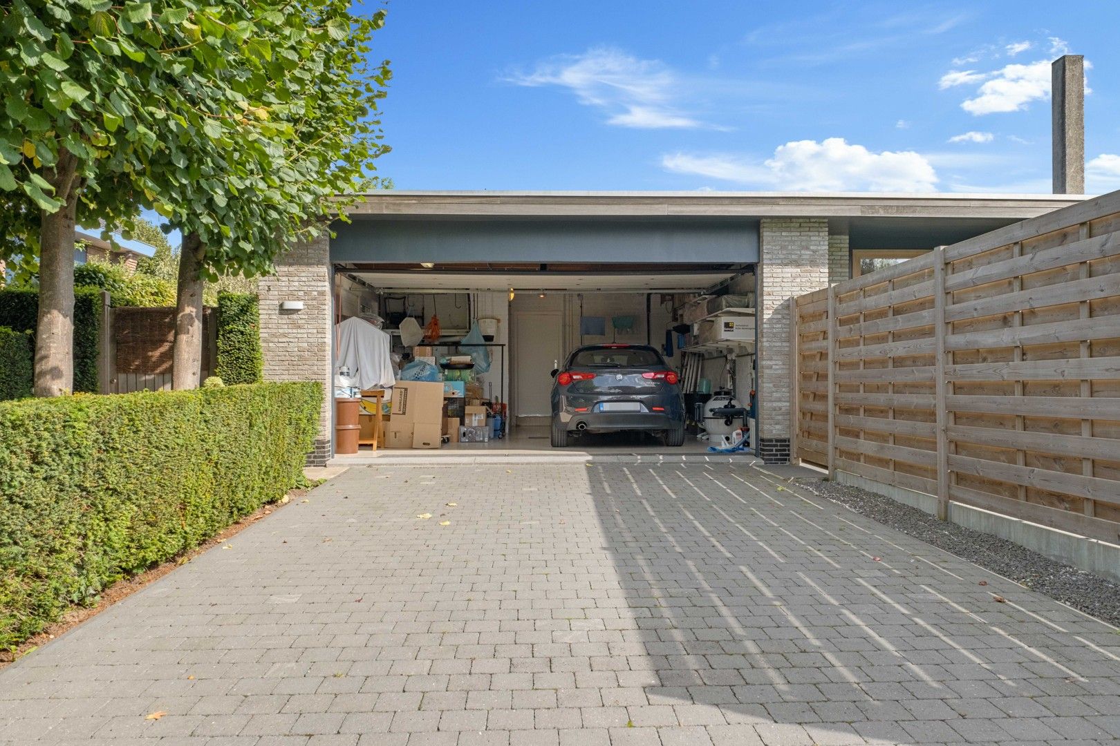 Instapklare bungalowvilla met zwembad en tijdloze architectuur. foto 25
