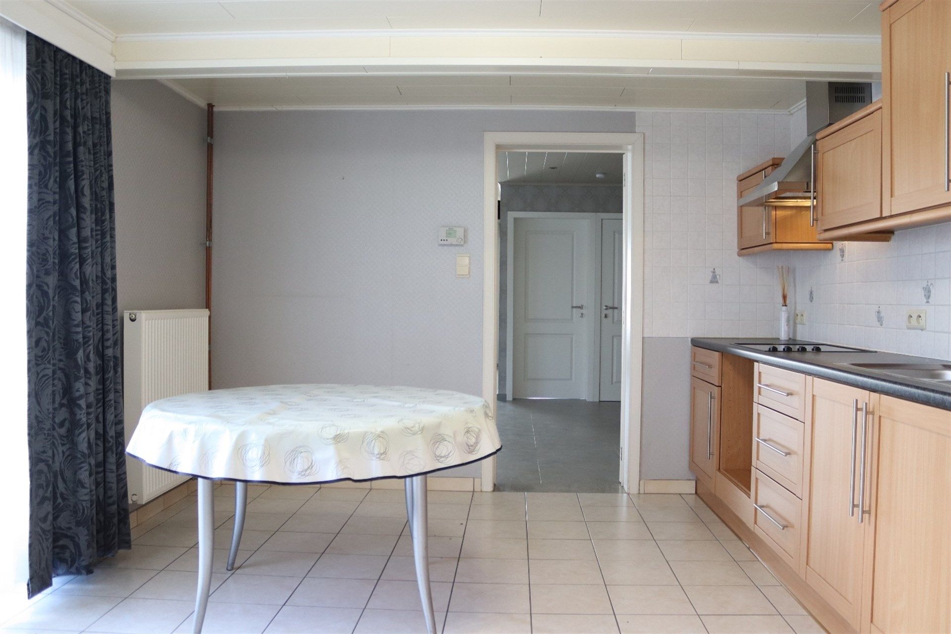 Gunstig gelegen halfopen woning met grote garage en tuin. foto 8