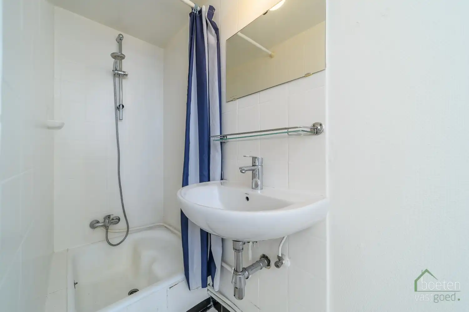 IEPER: Interessant 1 slaapkamer-appartement (4de verdiep) met alle basiscomfort op rustige doch vrij centrale ligging. foto 10