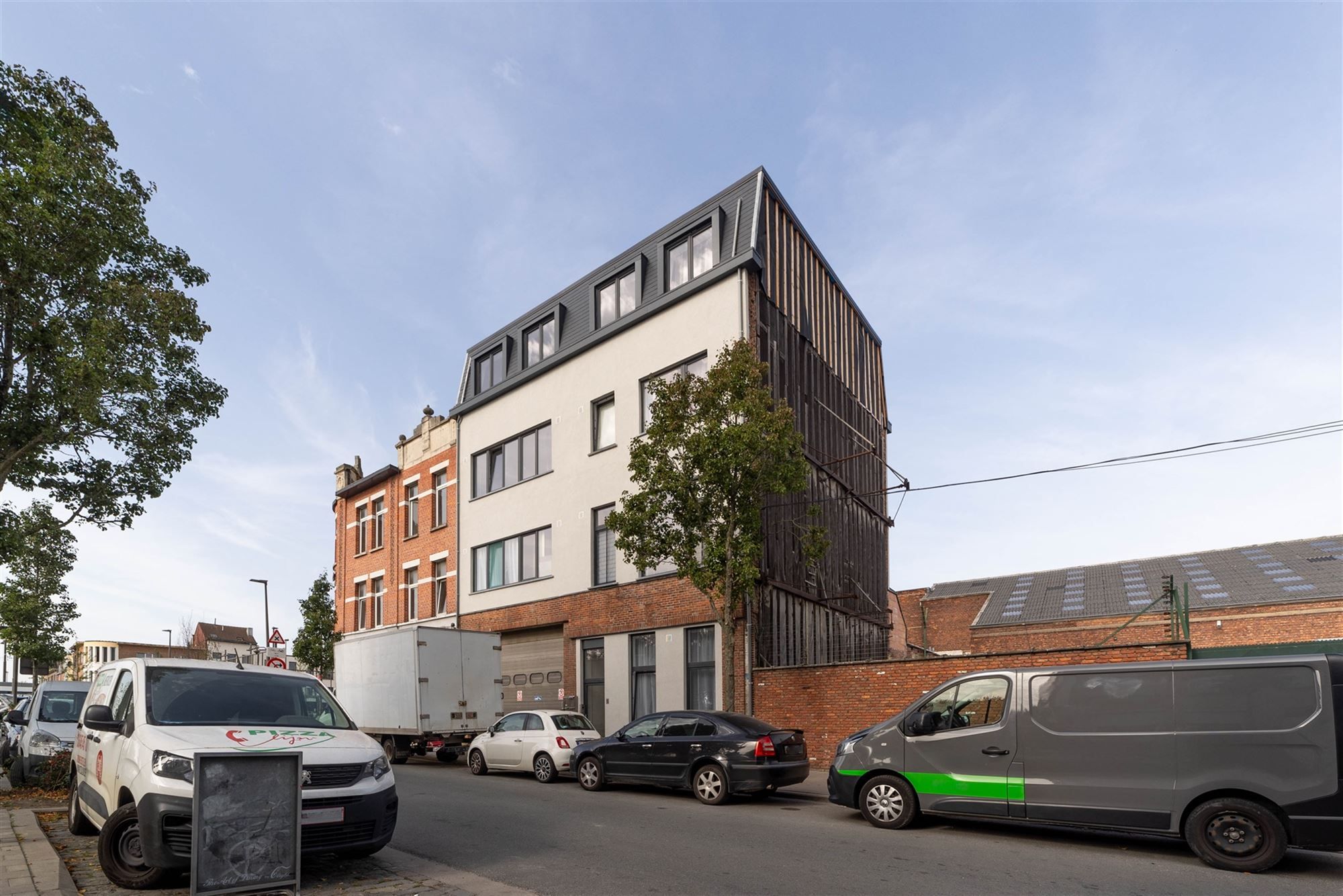 Vergund opbrengsteigendom met 6 appartementen en garage foto {{pictureIndex}}