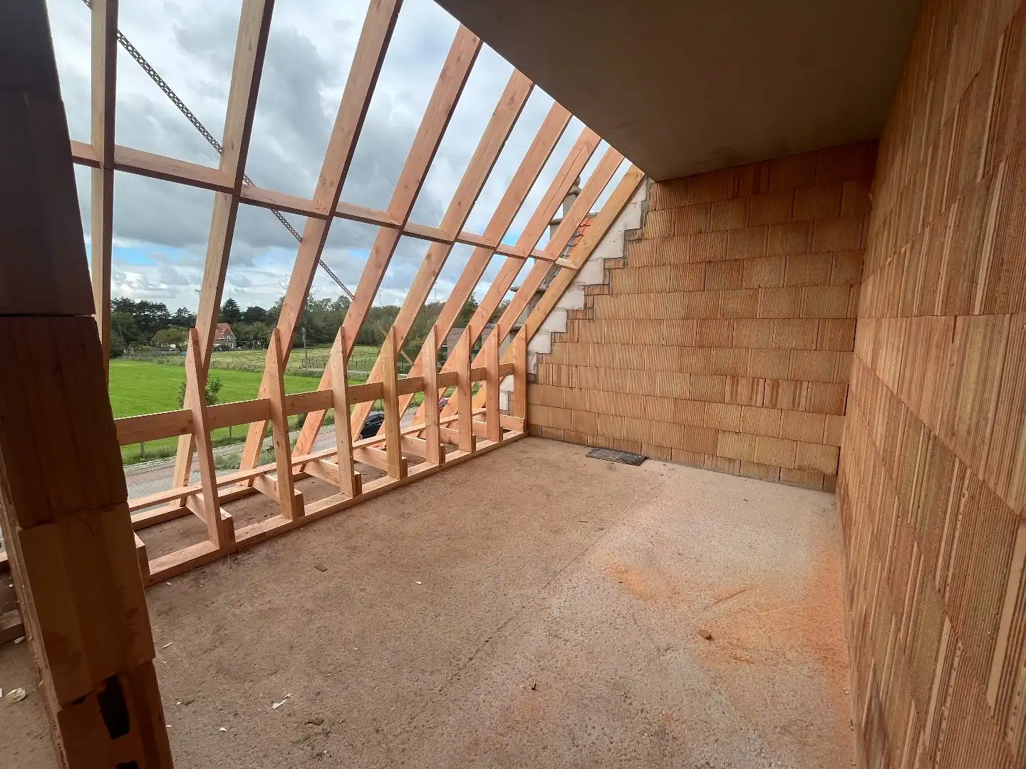 Modern en ruim appartement met 2 slaapkamers, zolderruimte en groot terras. foto 8