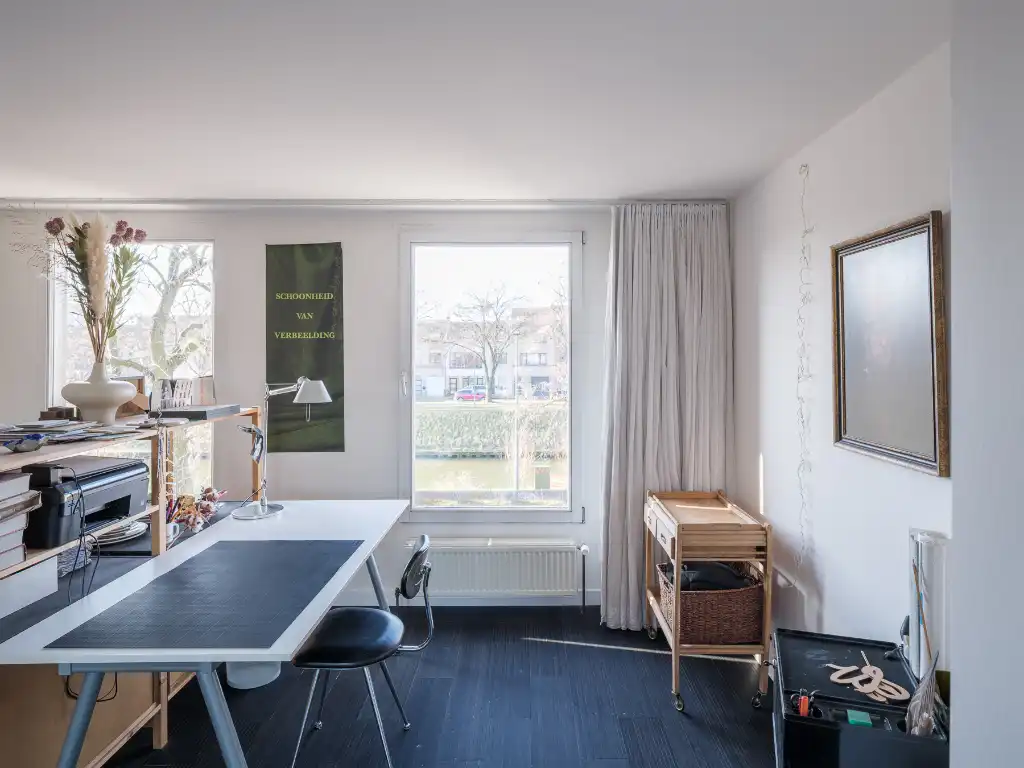 Een bijzondere woning die zich onderscheidt door haar architectuur, ruimtelijkheid en unieke tuin. foto 11