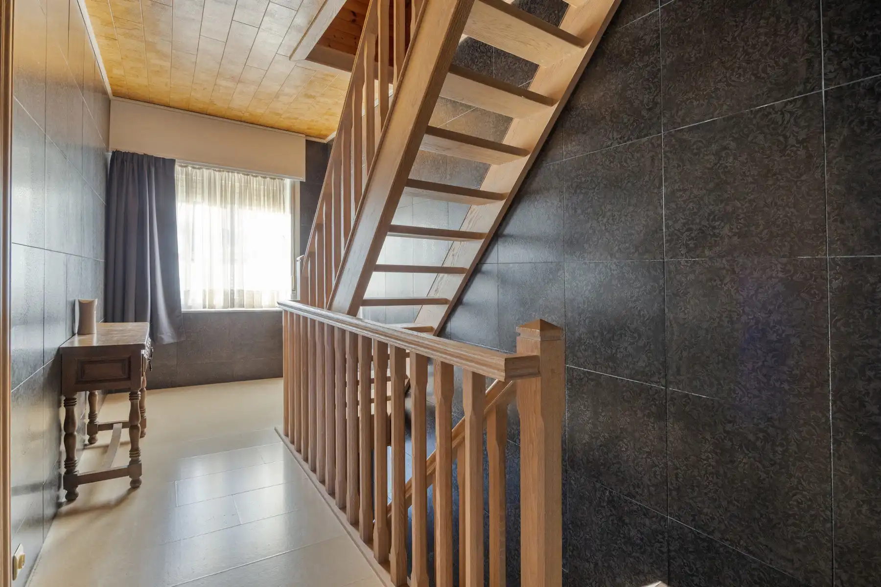 Leemans Immobiliën presenteert u  deze gerenoveerde, instapklare woning in het bruisende hart van Denderleeuw. foto 11