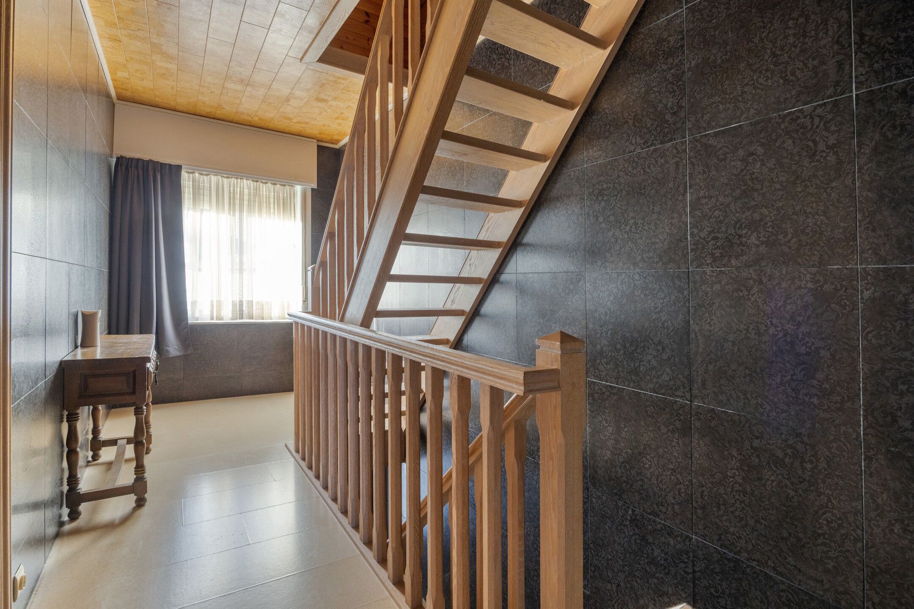 Leemans Immobiliën presenteert u  deze gerenoveerde, instapklare woning in het bruisende hart van Denderleeuw. foto 11