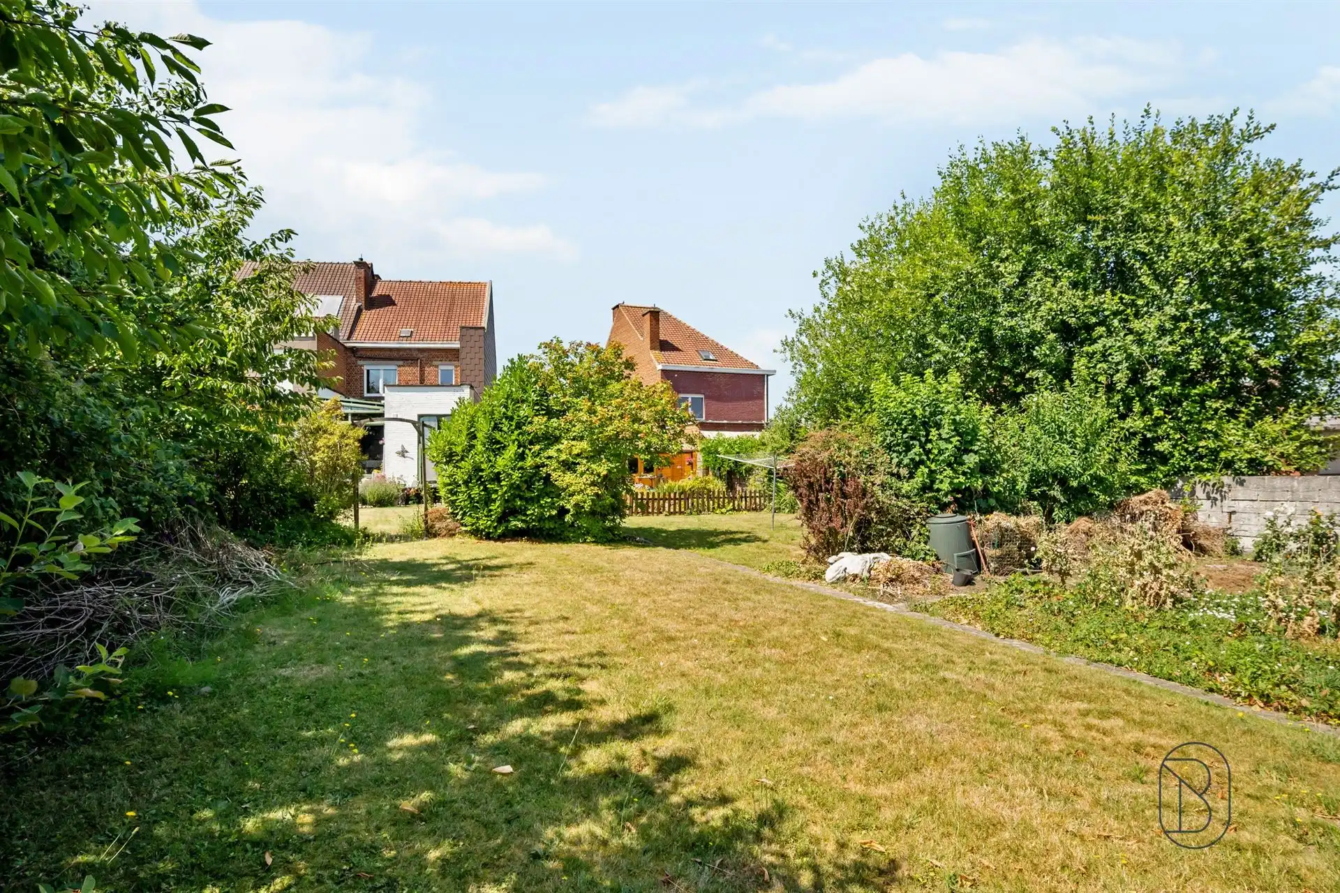 Instapklare 3-slpk woning met 2 garages, tuin en bouwgrond! foto 4