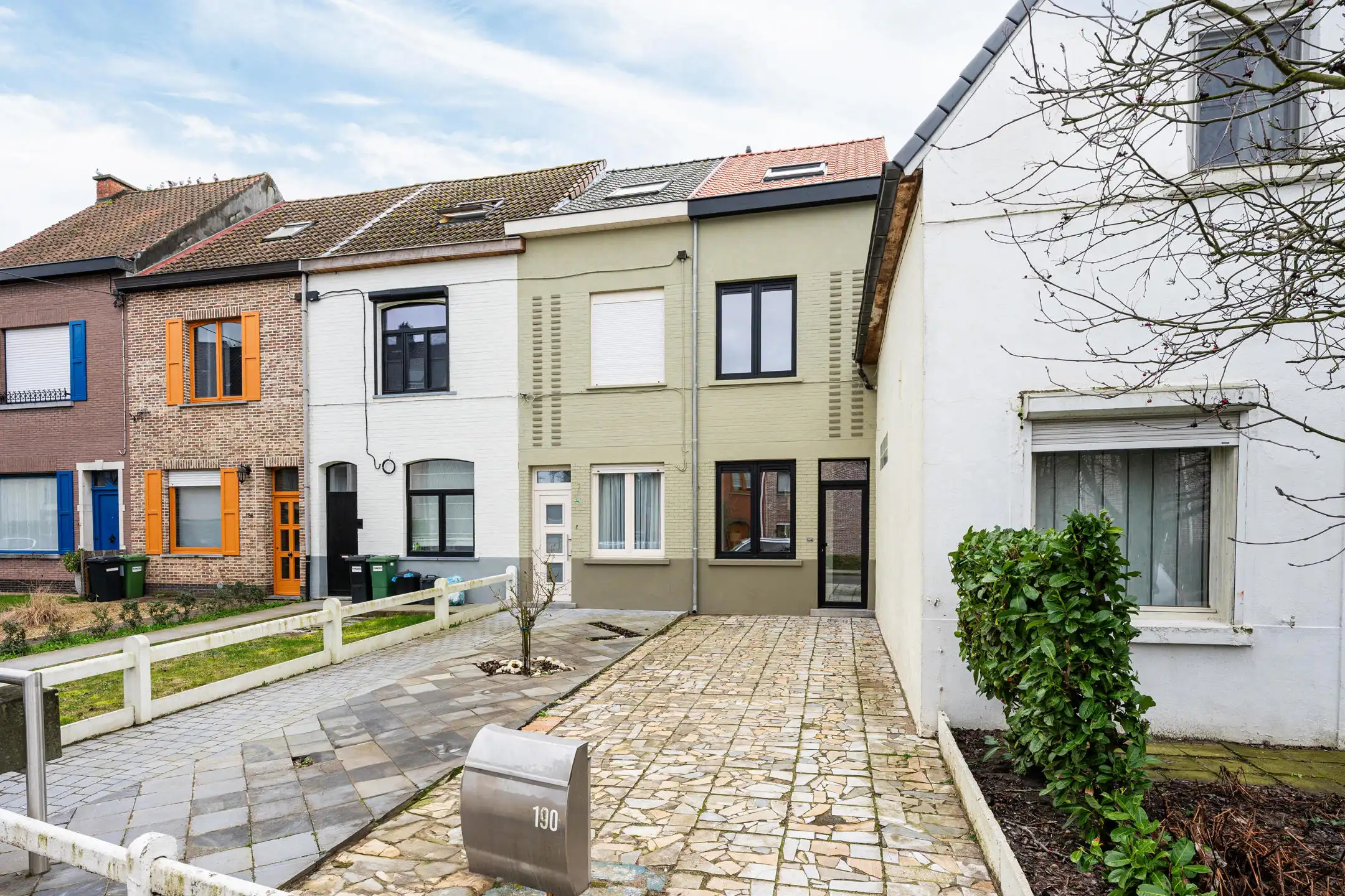 Totaal gerenoveerde woning met 3 slaapkamers, tuin en garage.  foto 2