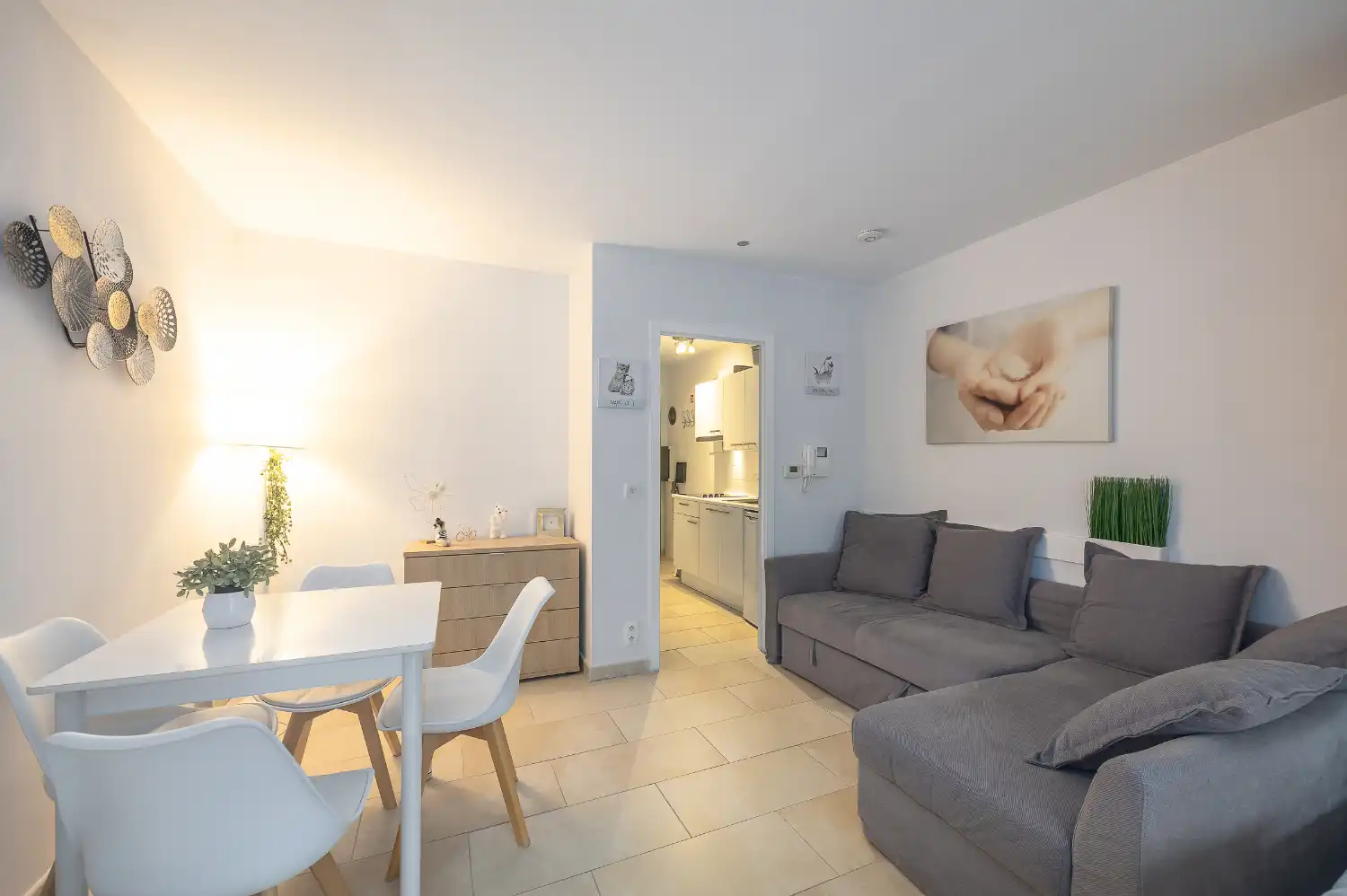 Gemeubelde studio te huur op steenworp van het strand foto 4