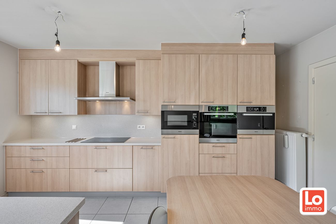 Instapklare en energiezuinige halfopen woning met inpandige garage op een rustige ligging en toch op wandelafstand van het centrum van Lochristi en de groene wandelregio rond de Rozelaredreef/Kasteeldreef! foto 6