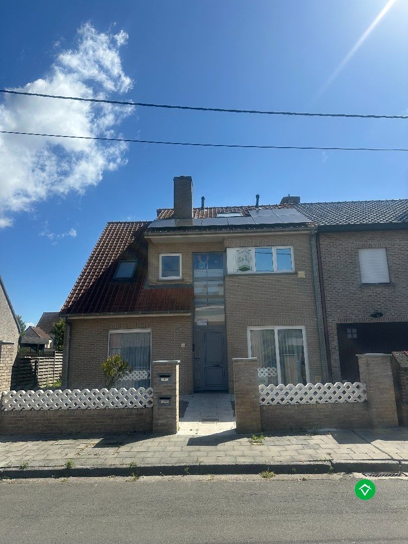 Instapklaar appartement met terras en 3 slaapkamers in een rustige wijk te Eernegem foto {{pictureIndex}}