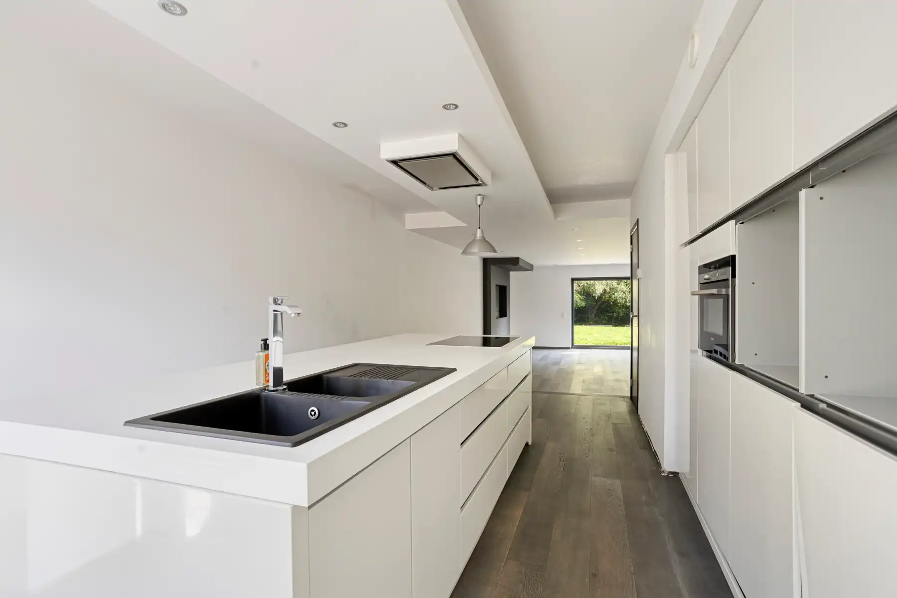 Lichtrijke driegevelwoning met 250 m² woonruimte foto 5