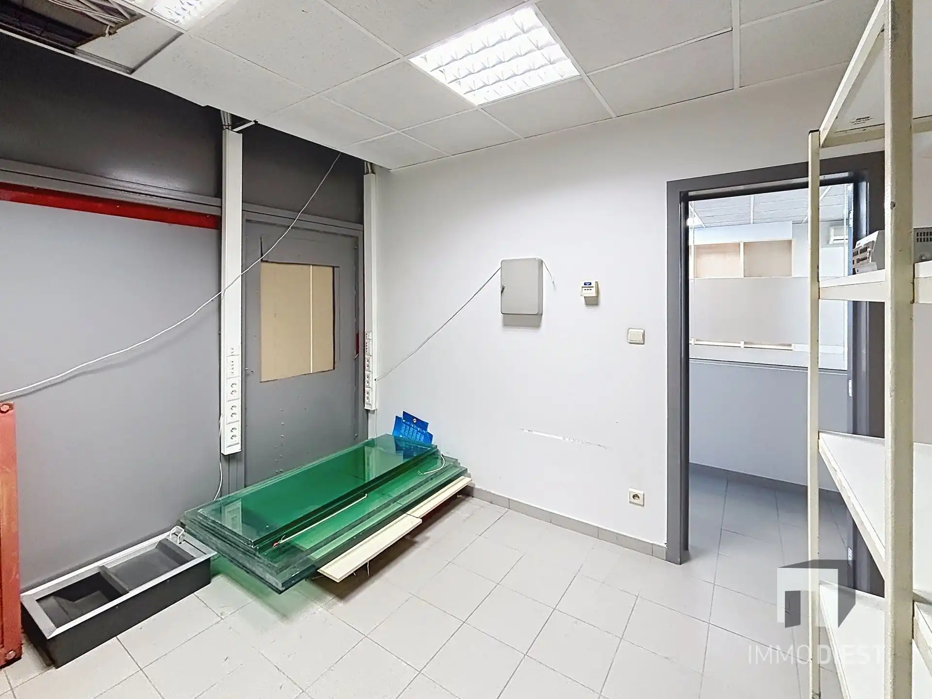 Handelsgelijkvloers van 230m² met private, achterliggende parking voor 3 wagens. foto 19