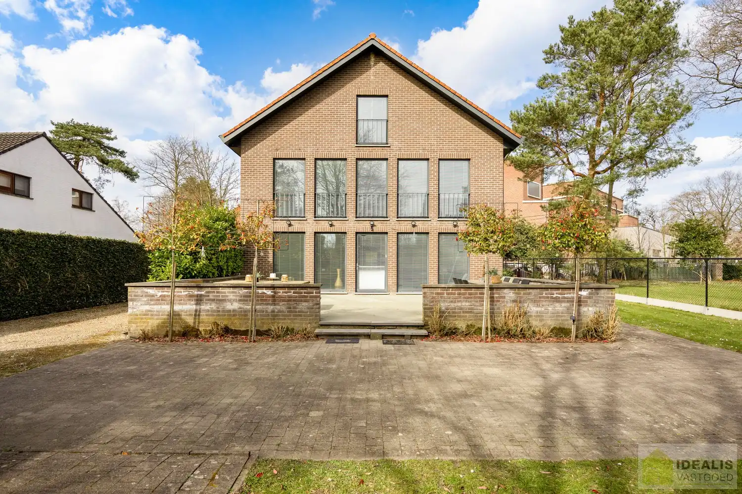 STATIG, STRAK EN UITERST RUIM COMPLEX MET HOOGSTAANDE AFWERKING EN OOG VOOR DETAIL. MOMENTEEL VOORZIEN VAN 3 SLAAPKAMERS, RIANTE LEEFRUIMTES ÉN UNIEKE LANDSCAPE KANTOORRUIMTES OP RESIDENTIËLE DOCH GUNSTIGE LOCATIE!! Dit exclusieve complex omvat maar liefst +-400m² netto bewoonbare oppervlakte! Kenmerkend aan dit statige pand is de unieke voorgevel die bezet is met keramische kunst van Pieter Stockmans. Gelegen op een residentiële locatie in een rustige woonstraat doch op enkele minuten van het centrum van Genk! foto 2