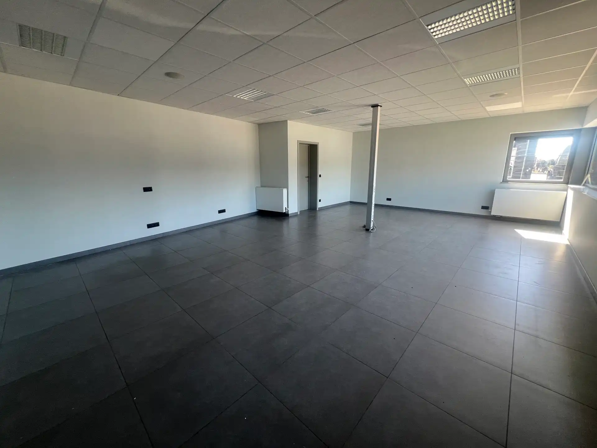 MULTIFUNCTIONEEL BEDRIJFSGEBOUW MET APPARTEMENT EN BUITENTERREIN foto 5