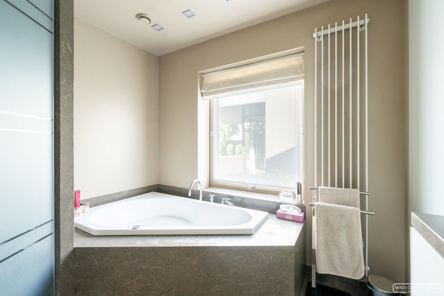Handelsfonds te koop met uniek commercieel vastgoed: villa, winkel en loods foto 13