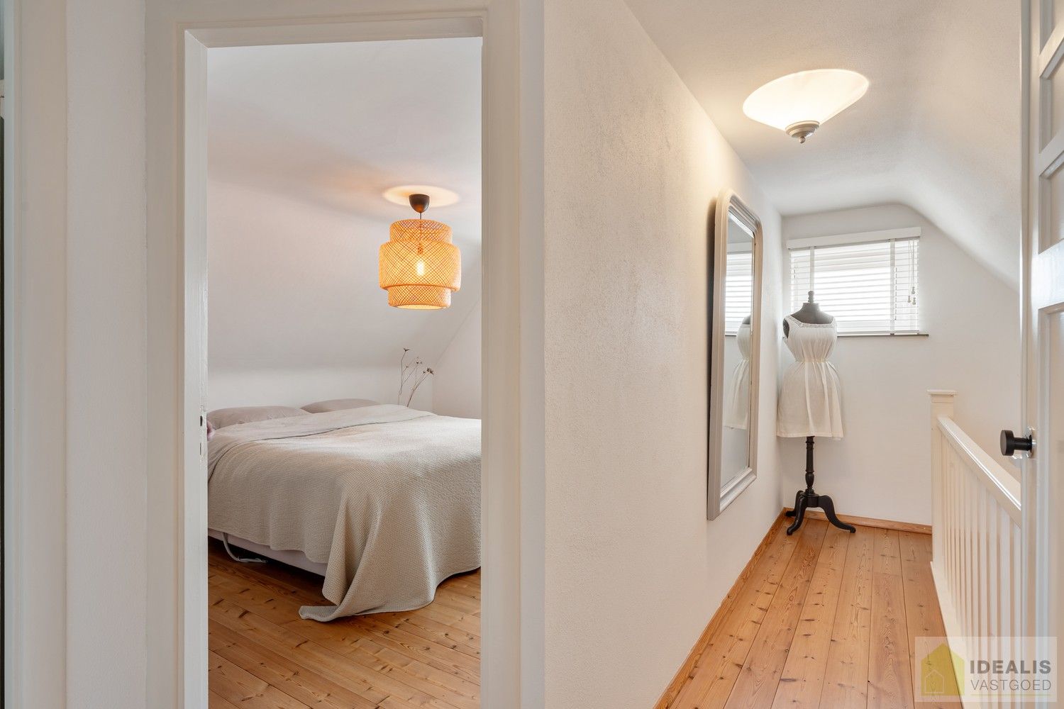 IDEALIS VASTGOED – Prachtige, stijlvolle woning met een aangename 123m² als bewoonbare oppervlakte. De woning omvat een lichtrijke ruime woonkamer voorzien van een pellet kachel en met een prachtige parketvloer dewelke overgaat in de keuken en 3 slaapkamers op een ruim en prachtig aangelegd perceel van 7a 42ca. Dit alles gelegen in een heerlijk rustige straat, op enkele minuten zowel van de centra van Pelt als Achel, doch ook op een steenworp van de Nederlandse grens, dichtbij Valkenswaard en Eindhoven. foto 22