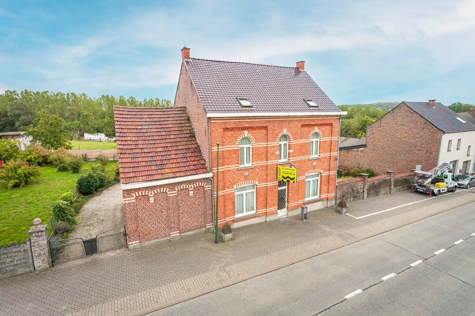 Hoofdfoto van de publicatie: Karaktervol, te renoveren herenhuis met enorm potentieel te Gooik