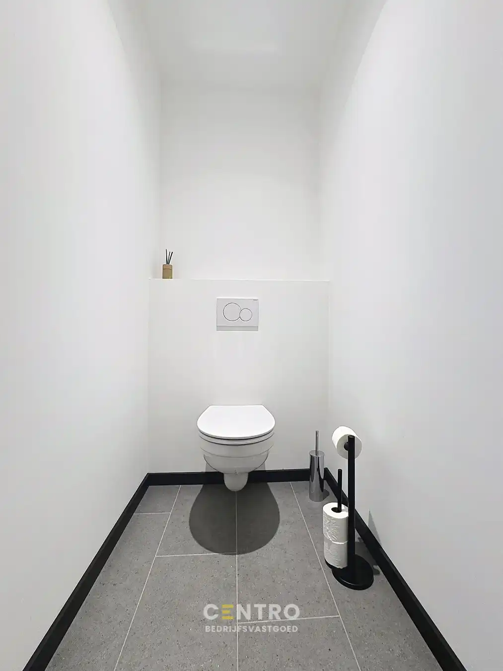 Instapklare KANTOORRUIMTE op gelijkvloers (248m²) langs een drukke invalsweg van Brugge! Ruime parkeergelegenheid langs de openbare weg alsook op het terrein (9-tal). foto 14