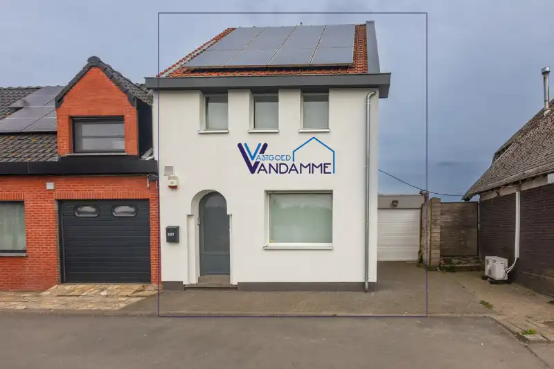 Instapklare woning met 4 slaapkamers, tuin en kleine garage met landelijk zicht  (energielabel B)! foto {{pictureIndex}}
