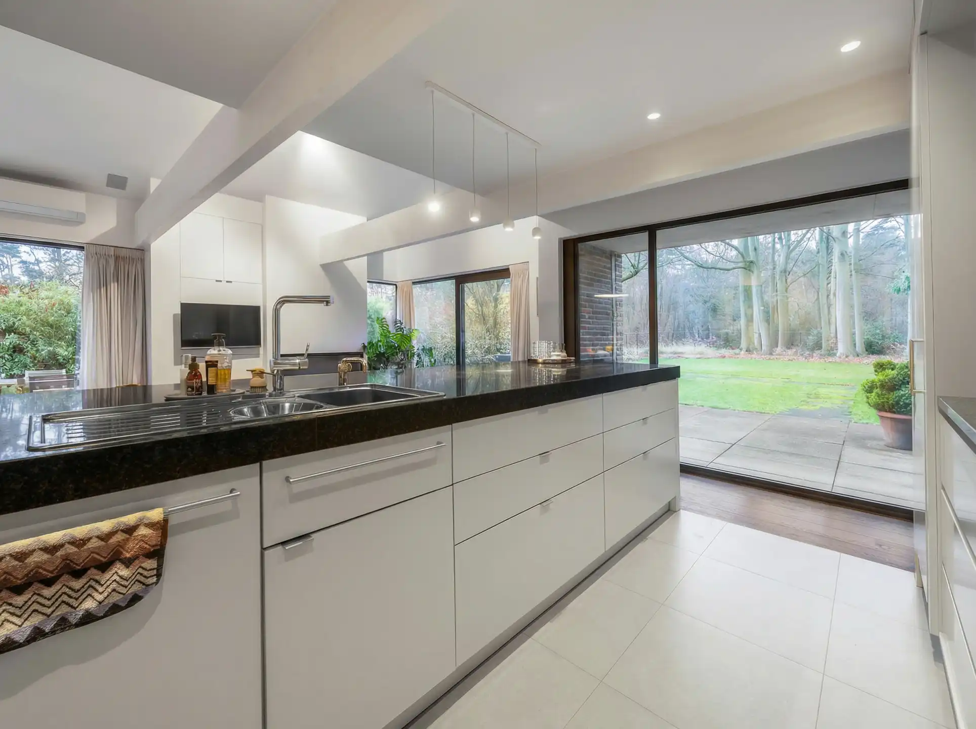 Karakterwoning met brutalistische gevel  in Hof ter Linden foto 13