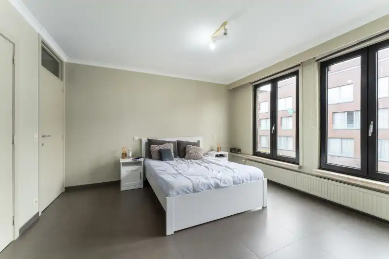 Genoveerd appartementsgebouw met drie appartementen en handelsruimte foto 18