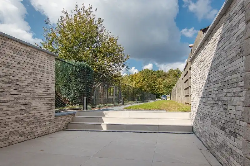 Geslaagde totaalrenovatie met 4 slaapkamers, 2 badkamers, zonnig terras, omheinde tuin en toegang achteraan foto 11