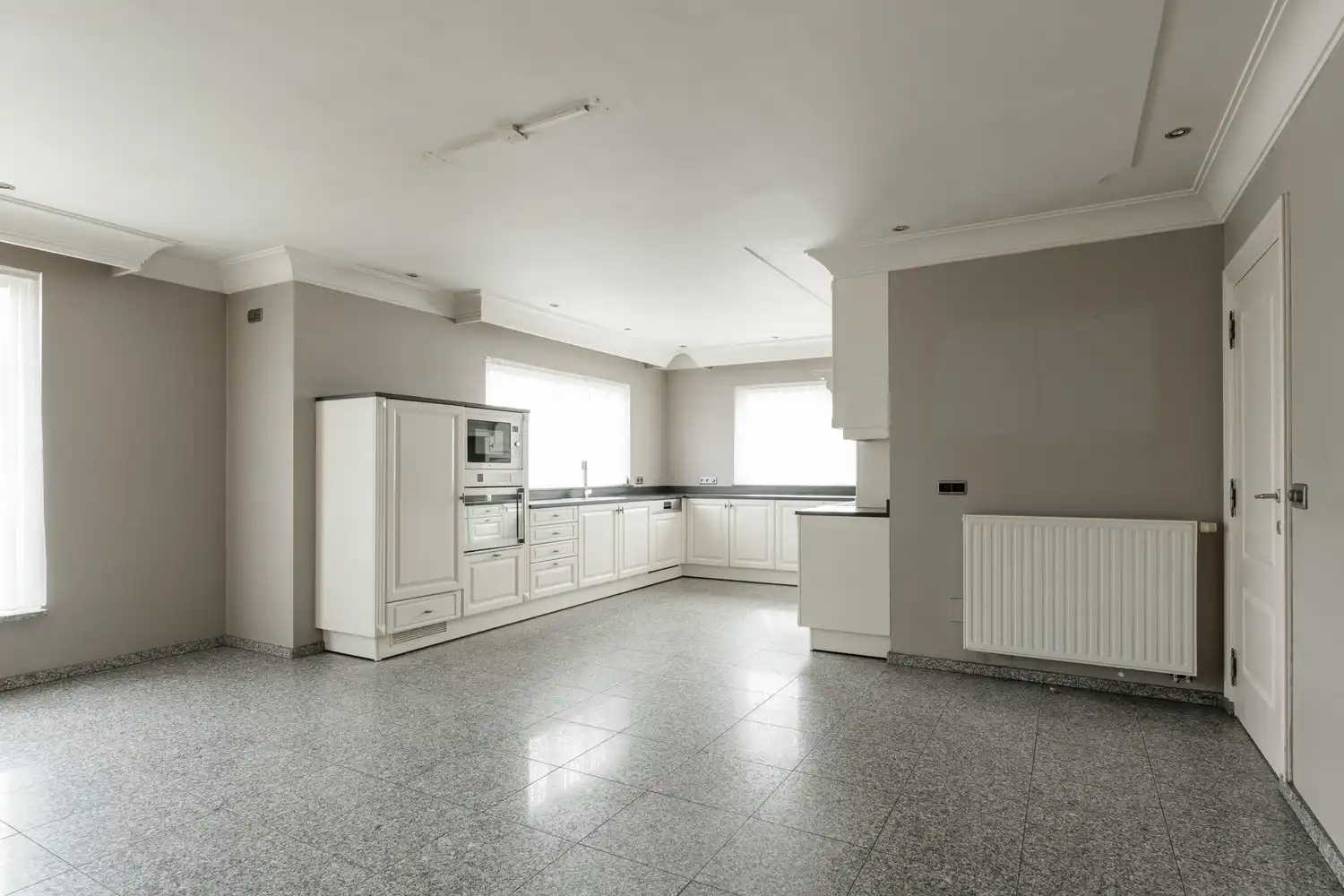 BEDRIJFSPAND MET CONCIERGEWONING foto 12