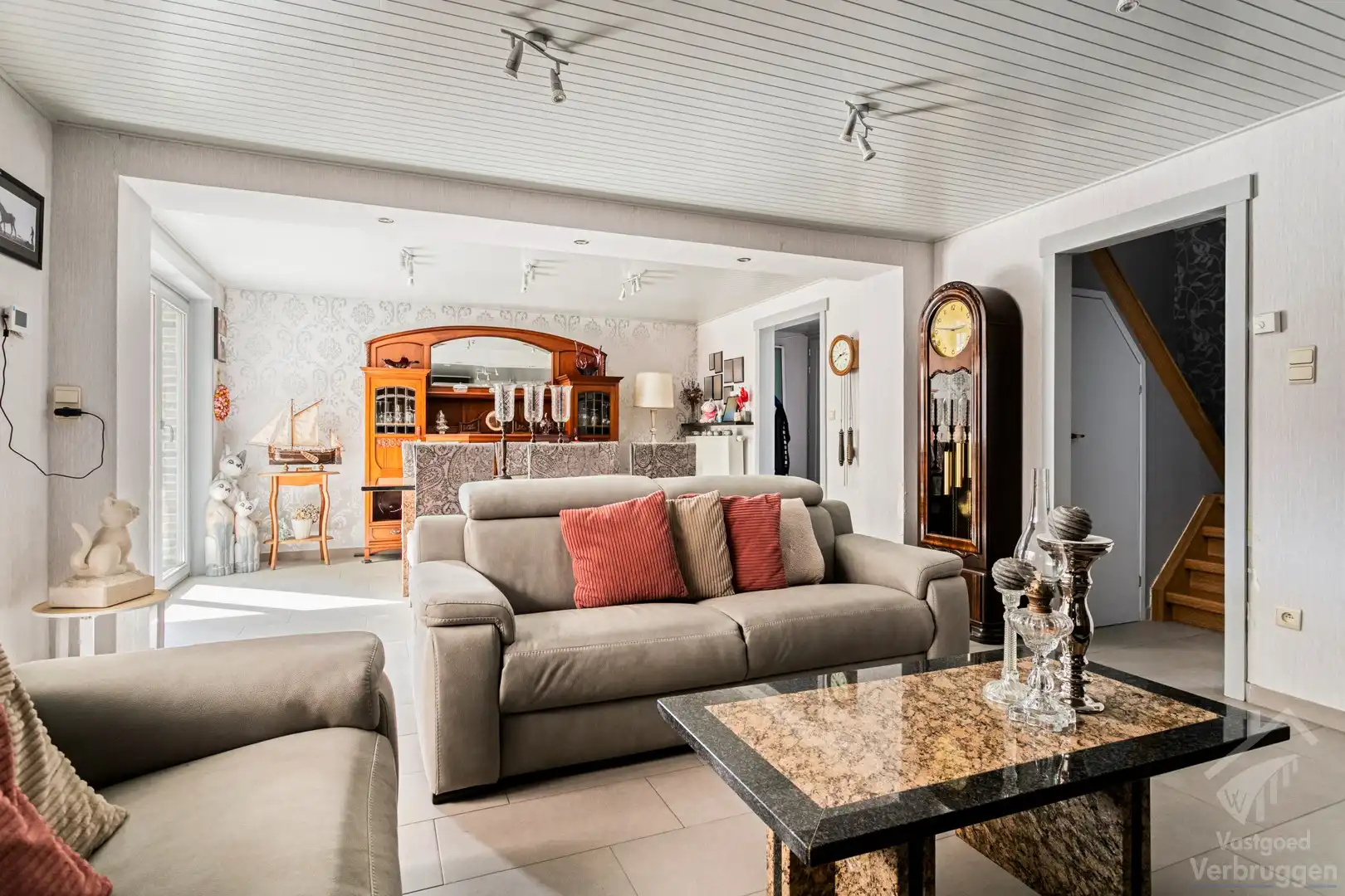 Sfeervolle instapklare woning met 2 slaapkamers, bureau,  garage en atelier foto 5