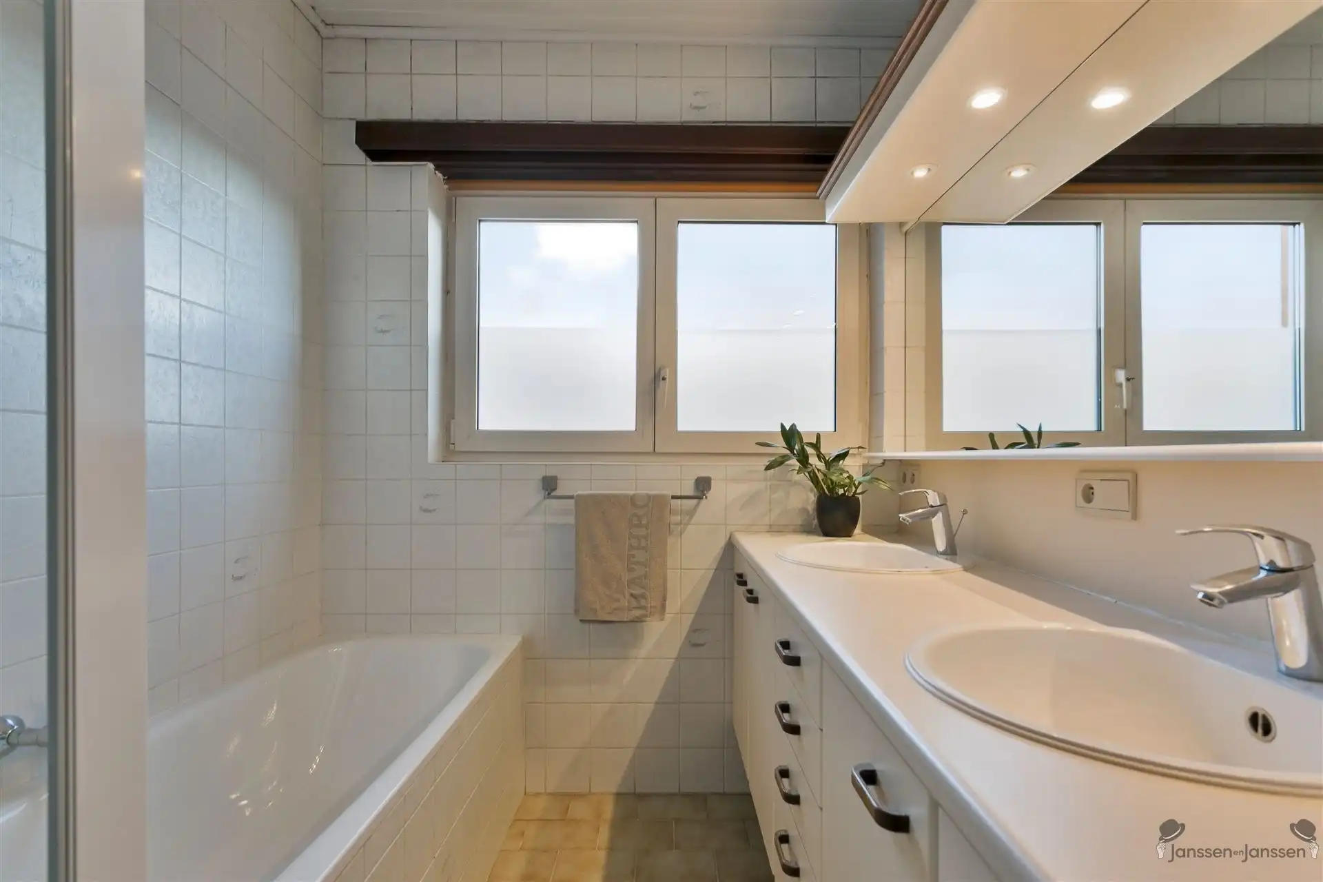 Prachtige bel-etage in een rustige buurt te Hoevenen foto 11
