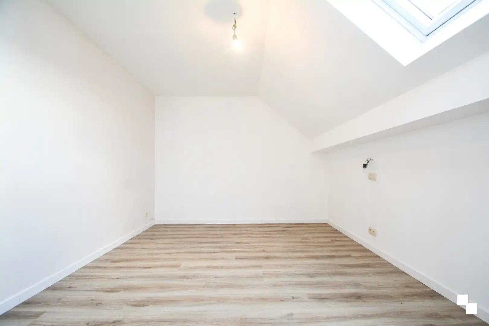 Recent tweeslaapkamer appartement in dorpskern van Sint-Eloois-Winkel foto 16