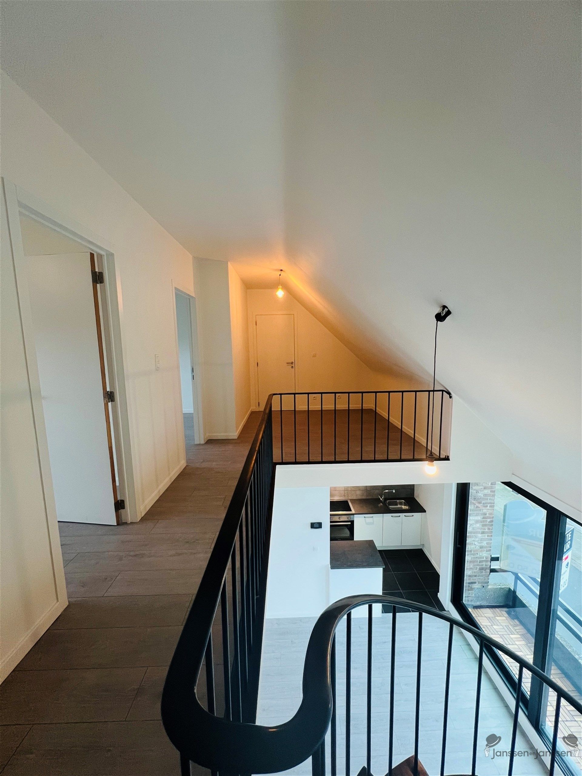 Gerenoveerd duplexappartement met 2 slpkmrs foto 11