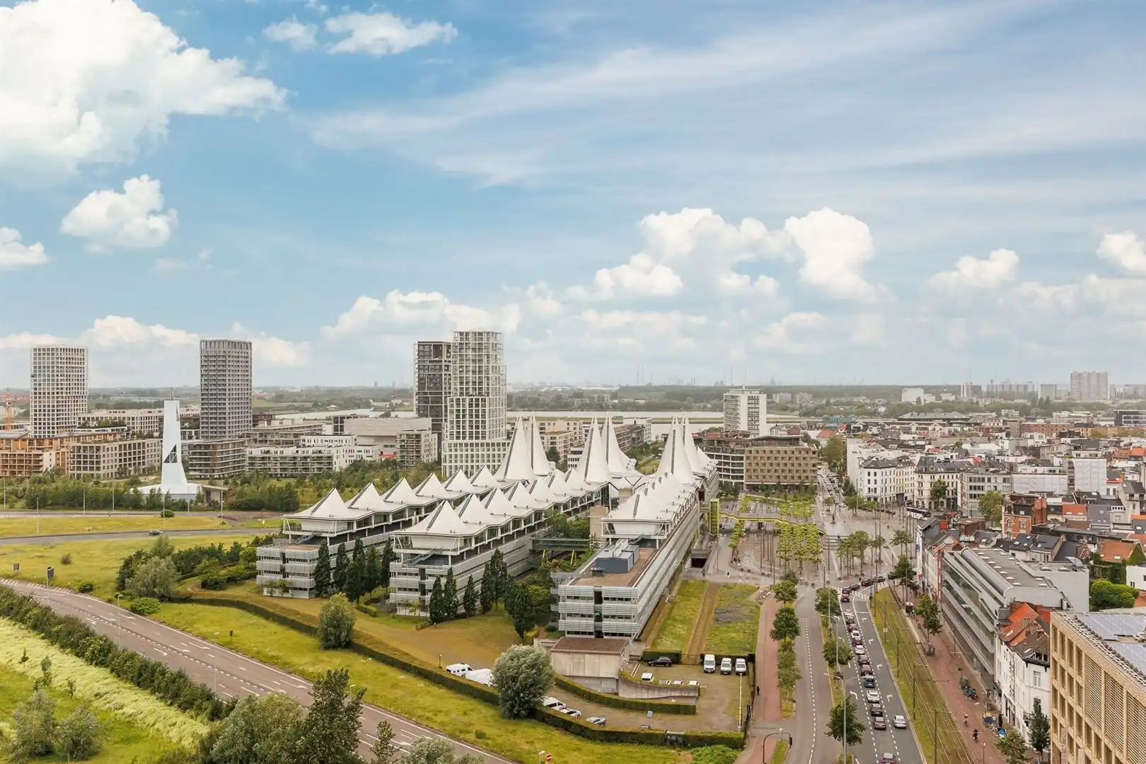 Volledig gerenoveerd appartement met exclusief uitzicht op de stad, EPC B en zonnig terras foto 2