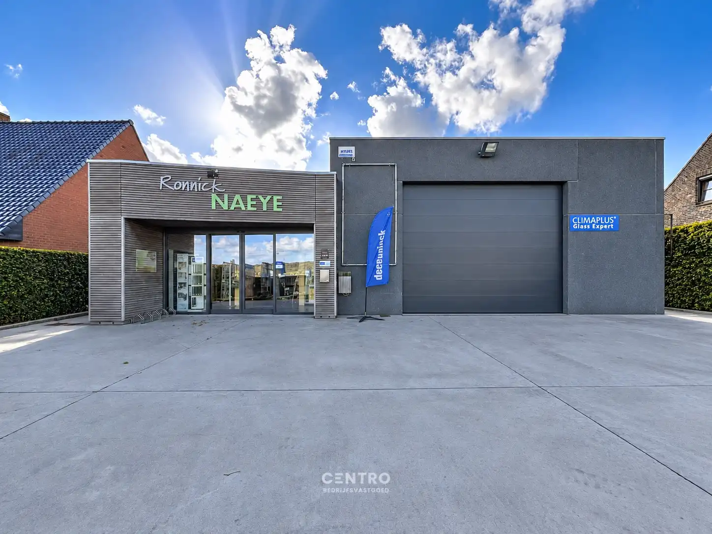 Veelzijdig bedrijfspand met ruim MAGAZIJN, TOONZAAL, KANTOREN EN COMFORTABELE WONING op 1.746 M²! foto 2