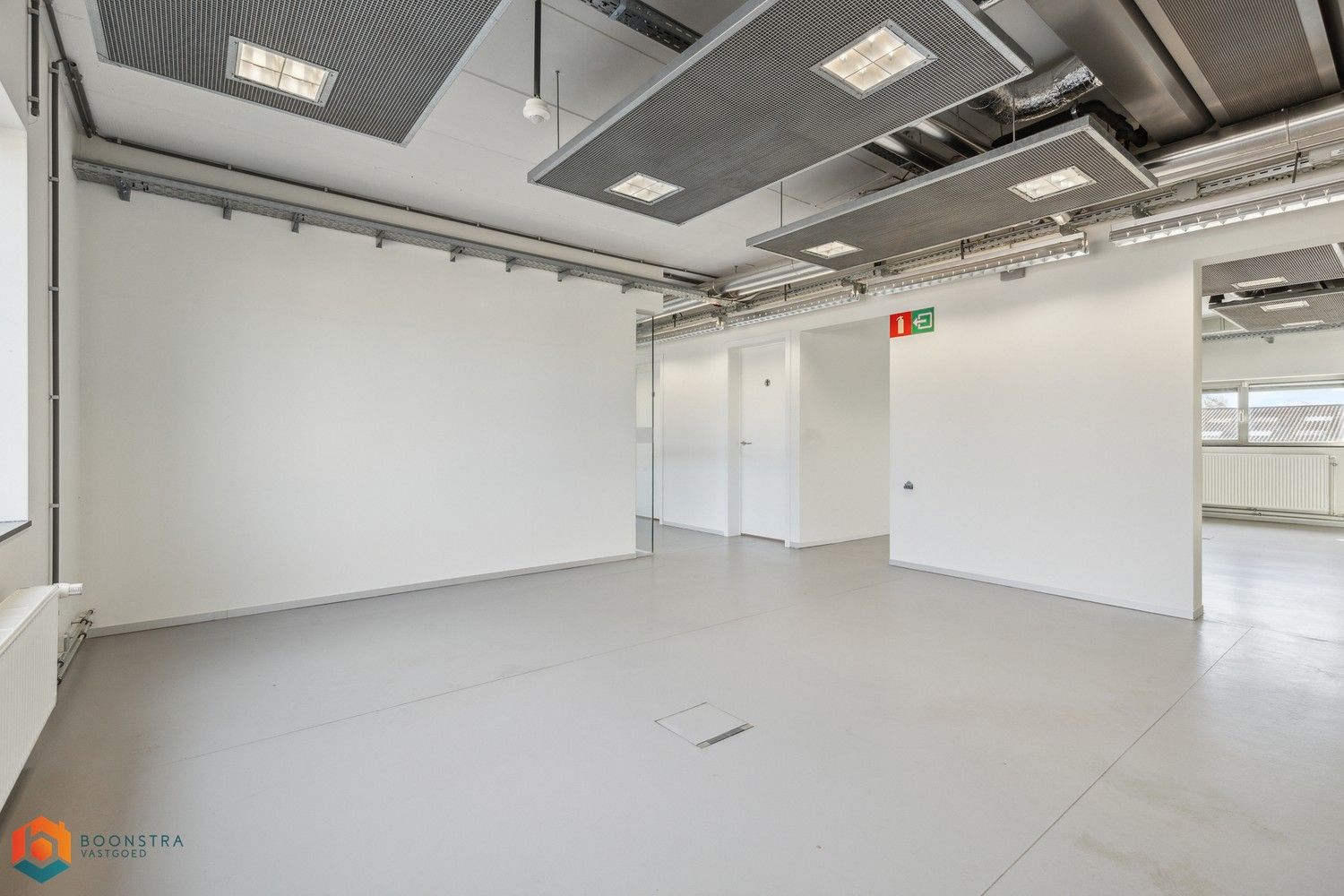 Veelzijdig kantoorgebouw met ruime parking op 2433 m² foto 31