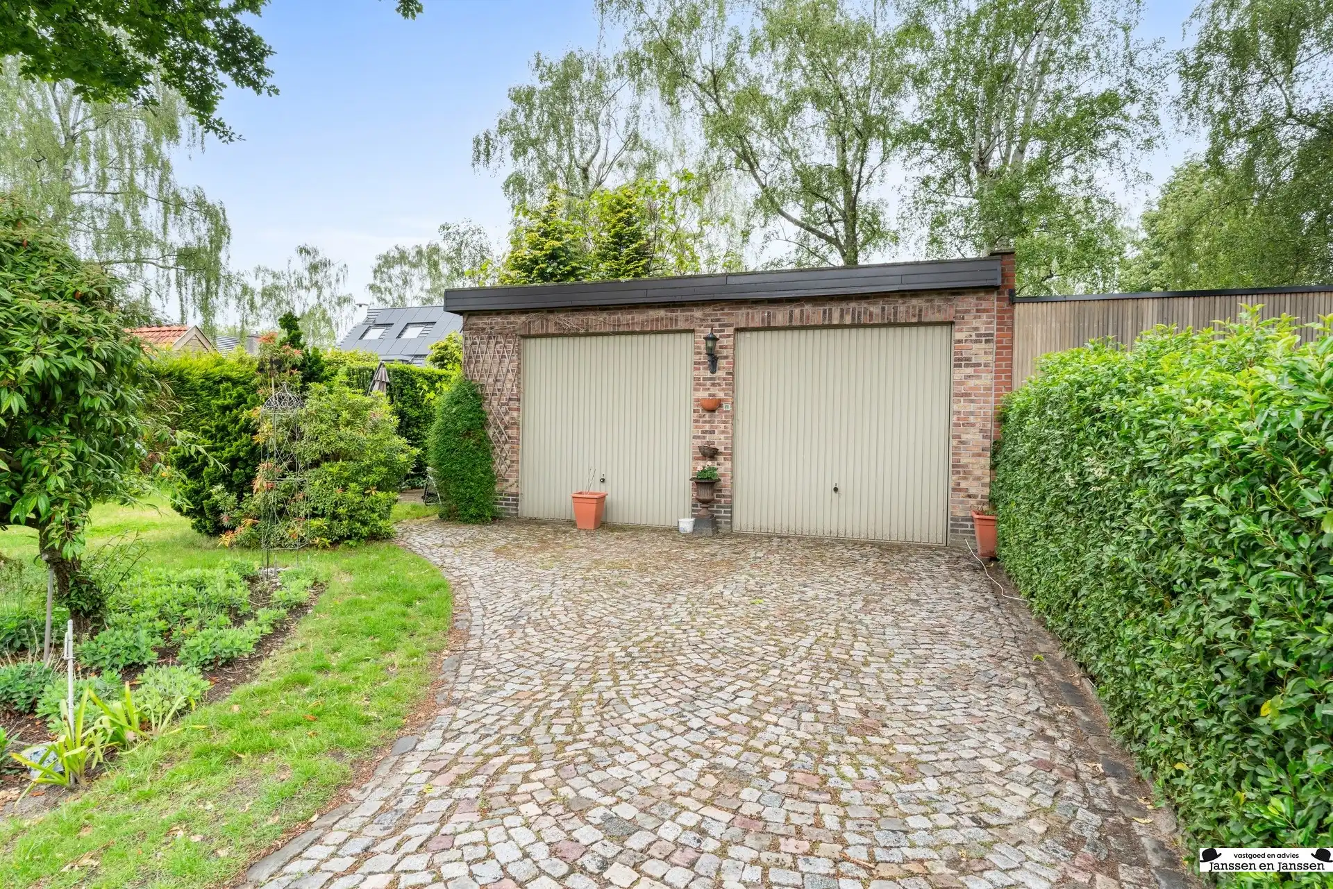 Ruime open bebouwing met prachtige tuin te Ekeren foto 4