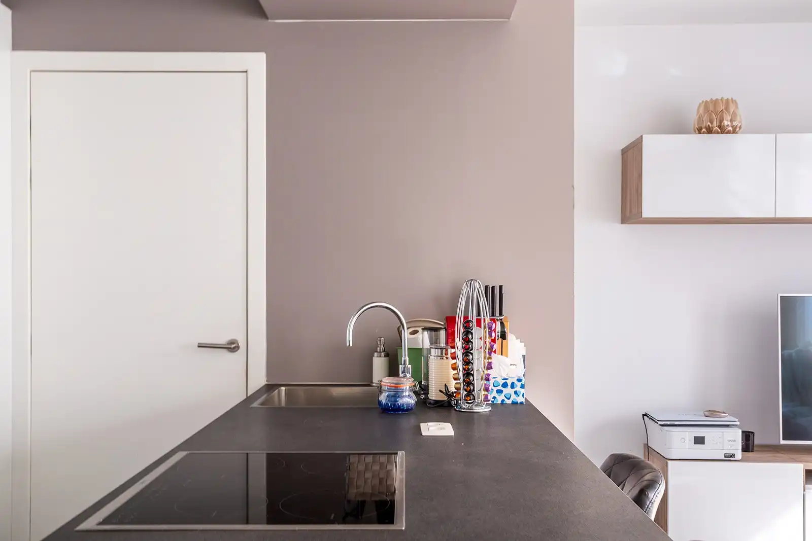 Slim wonen of zorgeloos investeren – stijlvolle nieuwbouwstudio met terras in Boechout foto 11