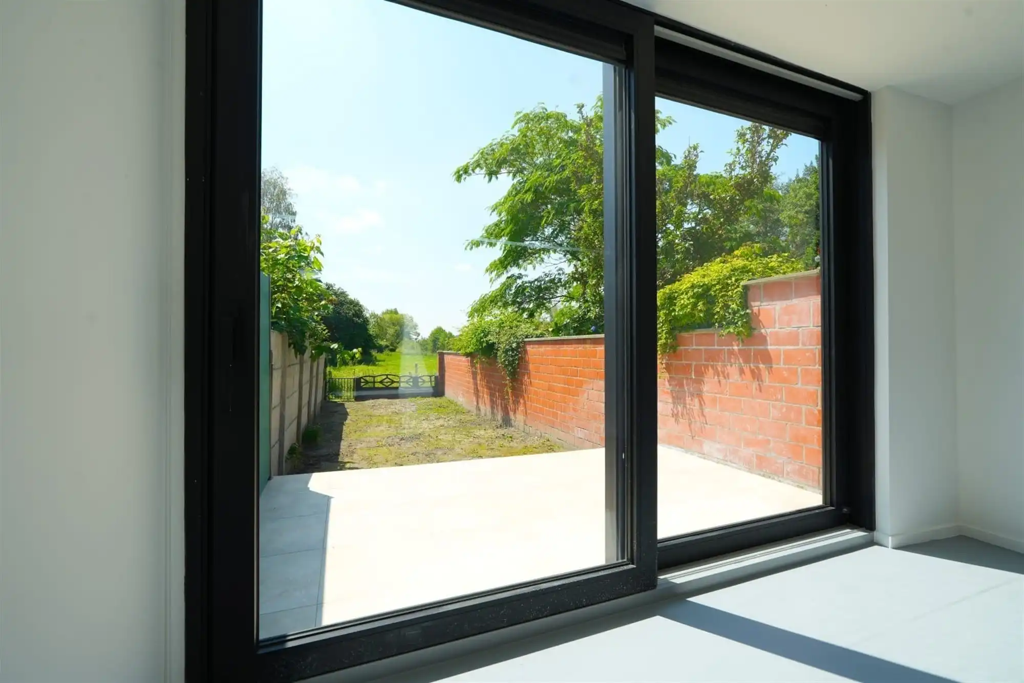Gerenoveerde woning met drie slaapkamers en tuin foto 11