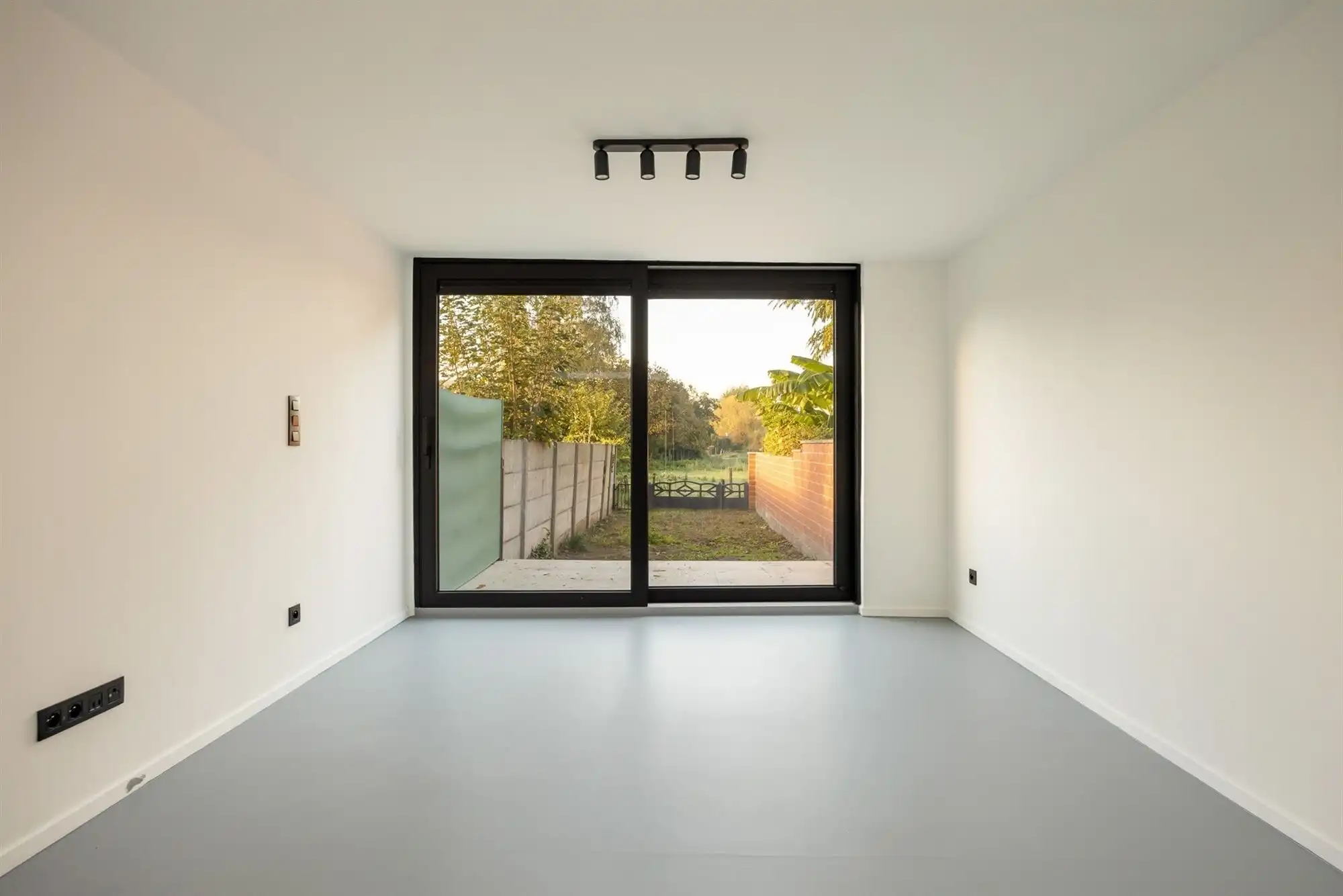 Gerenoveerde woning met drie slaapkamers en tuin foto 11