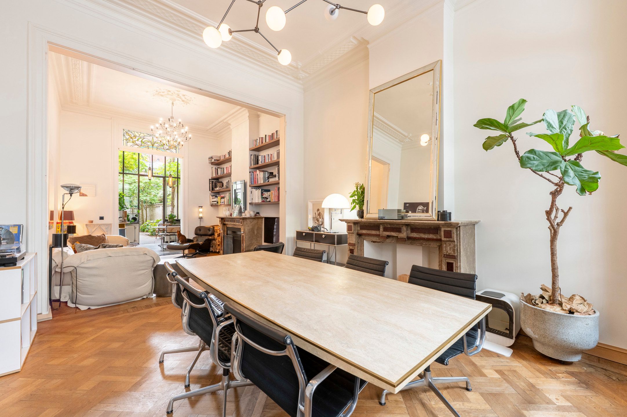 ANTWERPEN HARMONIE. Herenhuis met karakter, tuin en parking! foto {{pictureIndex}}