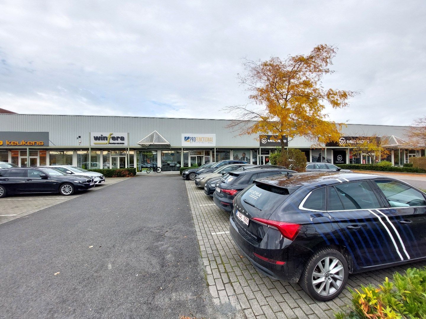 Instapklare Showroom van 500m² op commercieel centrum Pottelberg  foto 12