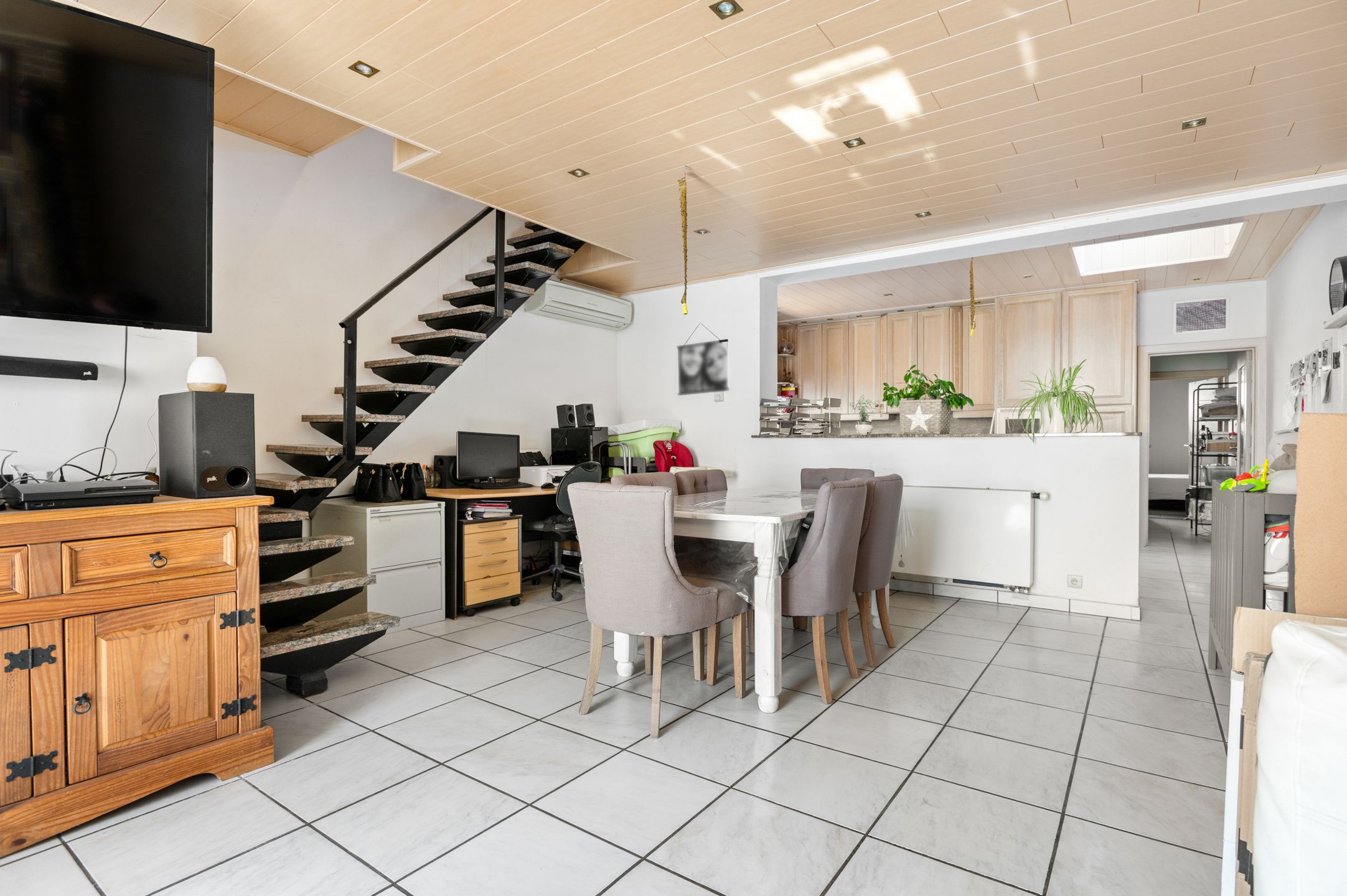 IN OPTIE!!! Instapklare woning met 4 slaapkamers, koer, tuin en garage op 01 are 93 ca foto 4