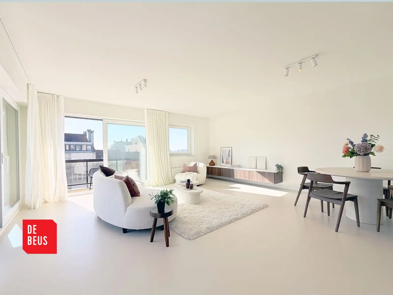 Gerenoveerd hoekappartement met terras , 3 slaapkamers, vlakbij zee foto {{pictureIndex}}