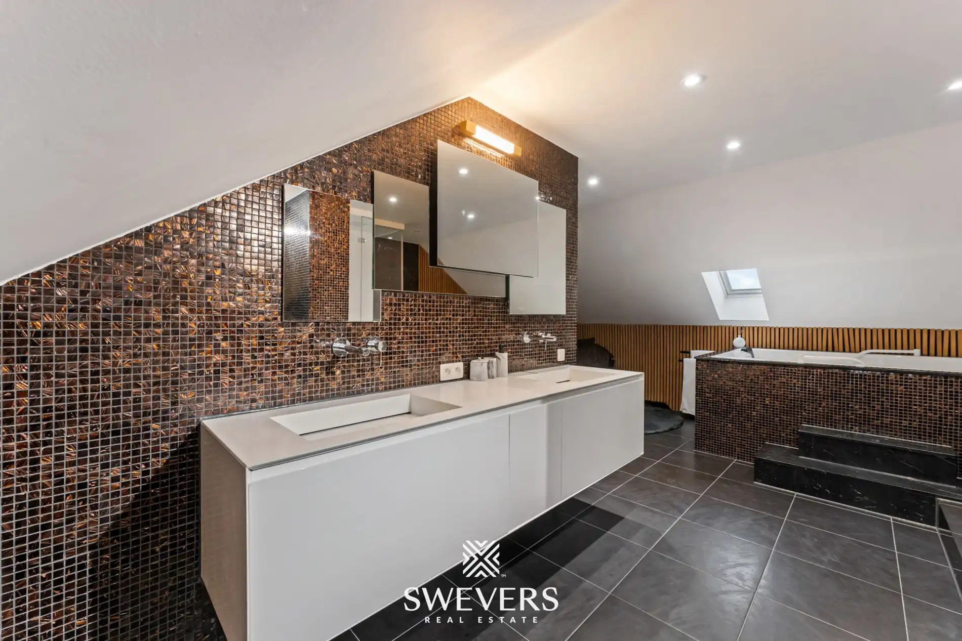 Exclusief gerenoveerde stadswoning met garage en drie terrassen in hartje Hasselt foto 38