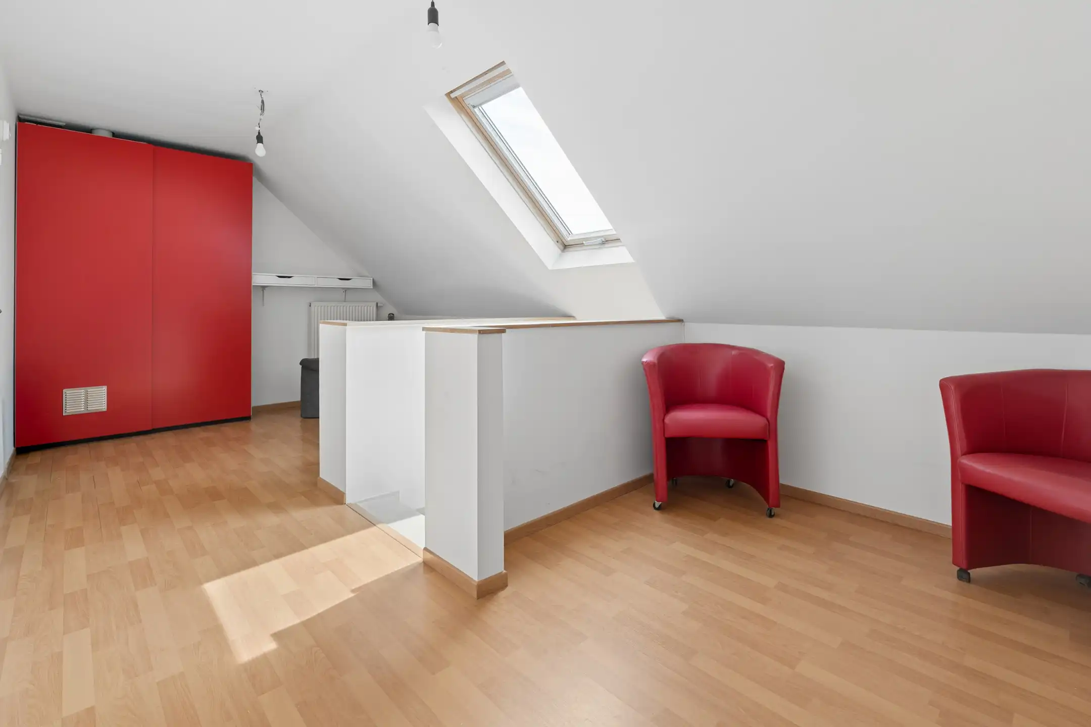 Ruime gezinswoning met garage en 5 slaapkamers.  foto 24