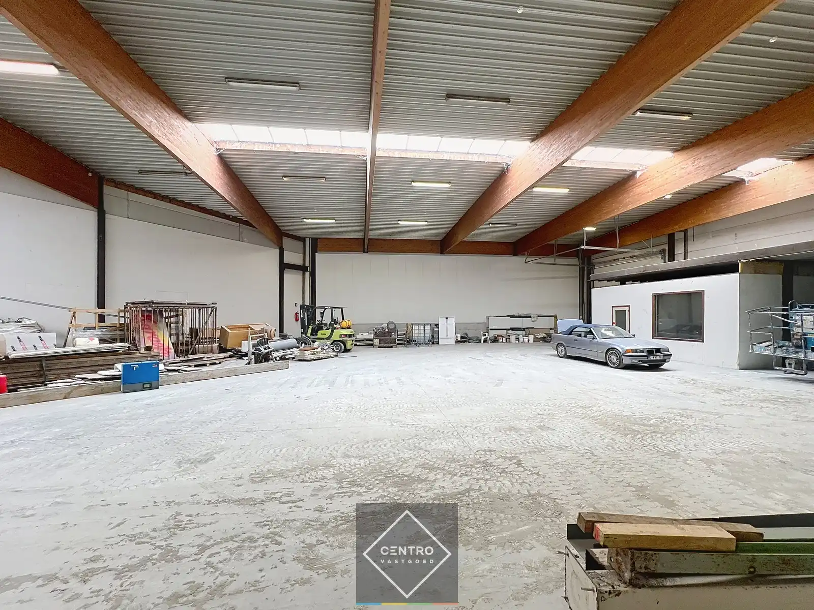 Instapklaar magazijn (± 700 m²) met automatische sectionaalpoort langs de N8 te Elverdinge (Ieper). Ambachten toegestaan ! foto 4