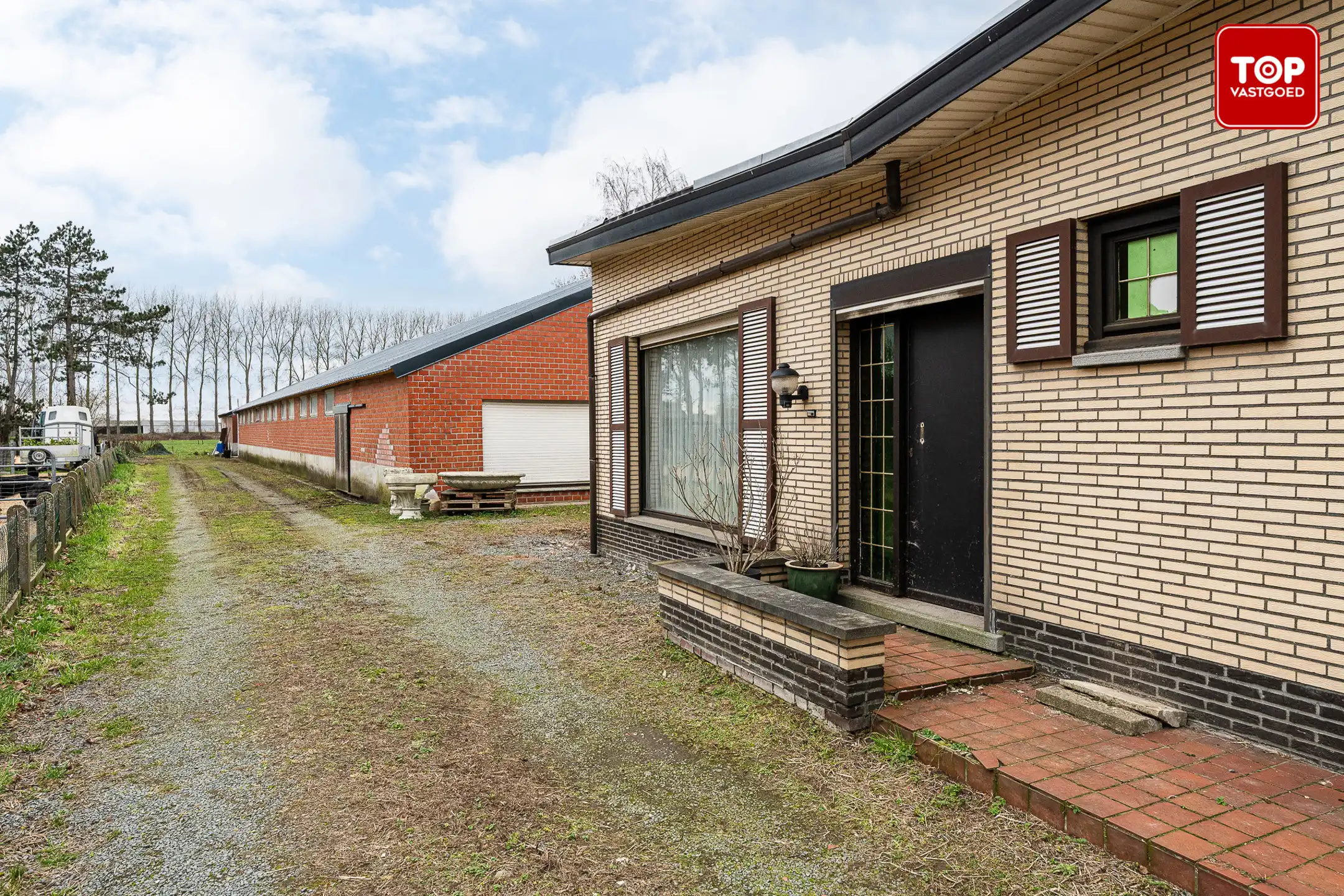 Te renoveren woning met enorme loods foto 6