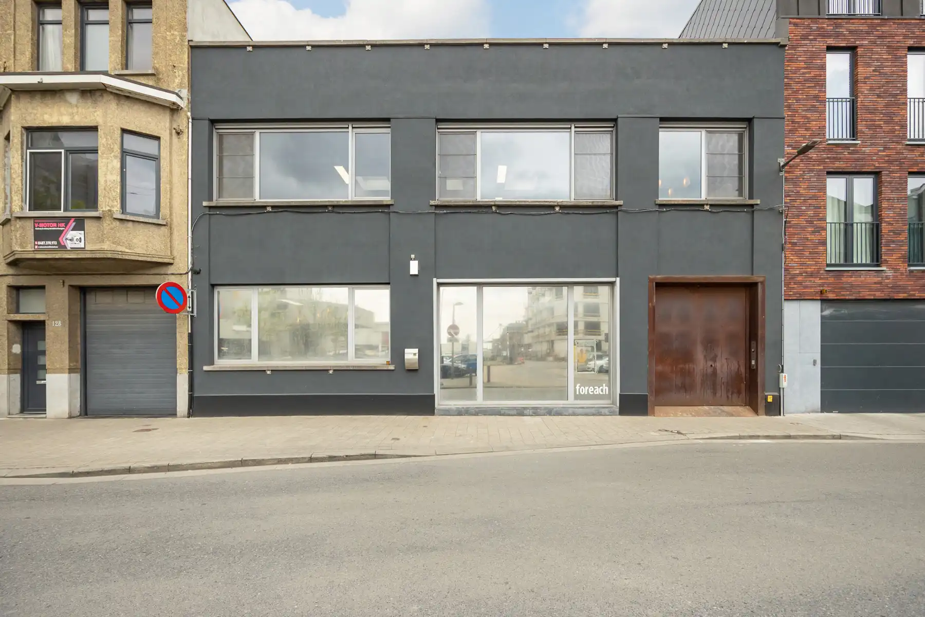 Instapklaar kantoorgebouw te koop in Merksem foto 2