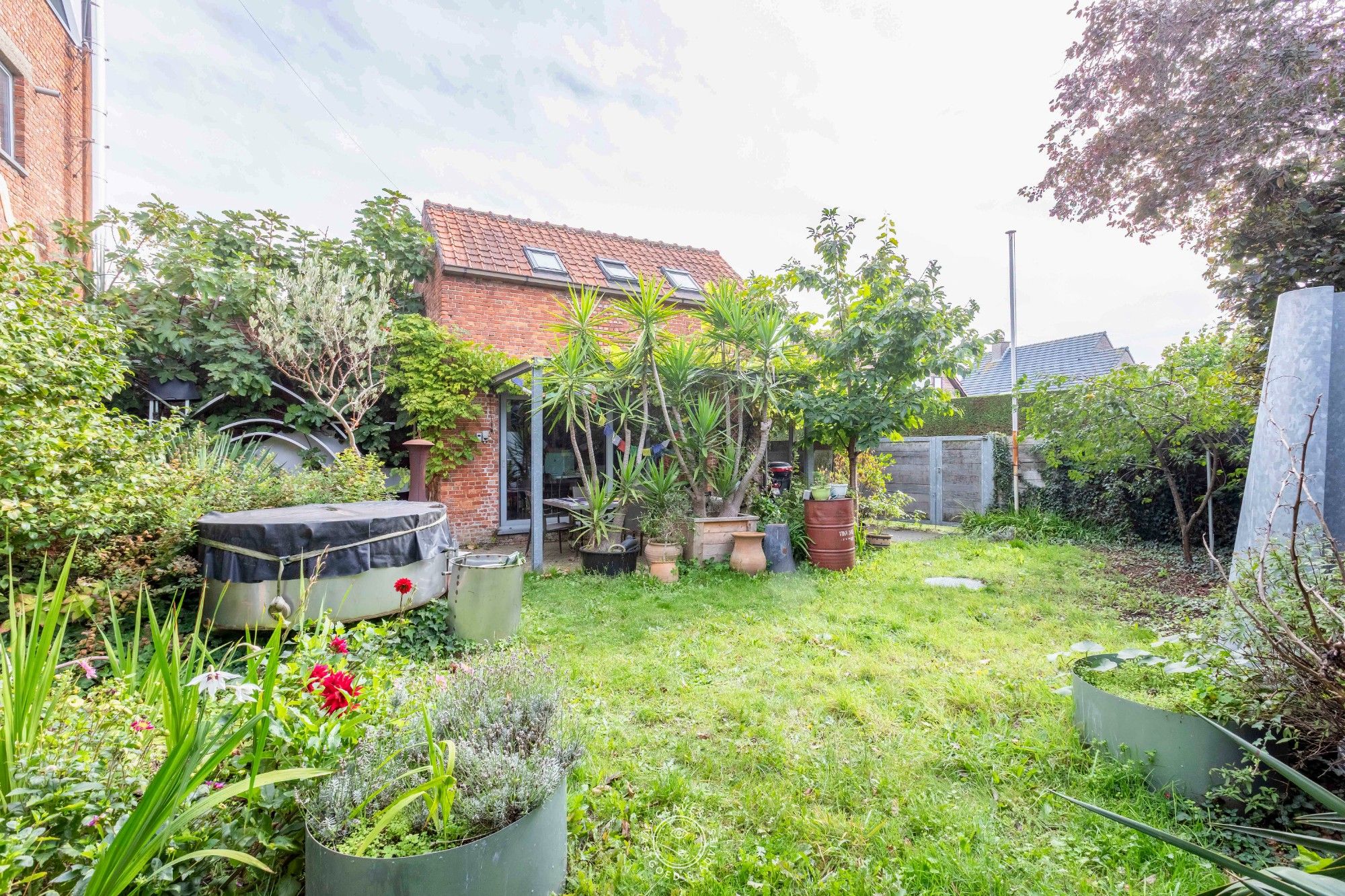 Multifunctioneel woonhuis met magazijn/kantoor en tuin foto 12
