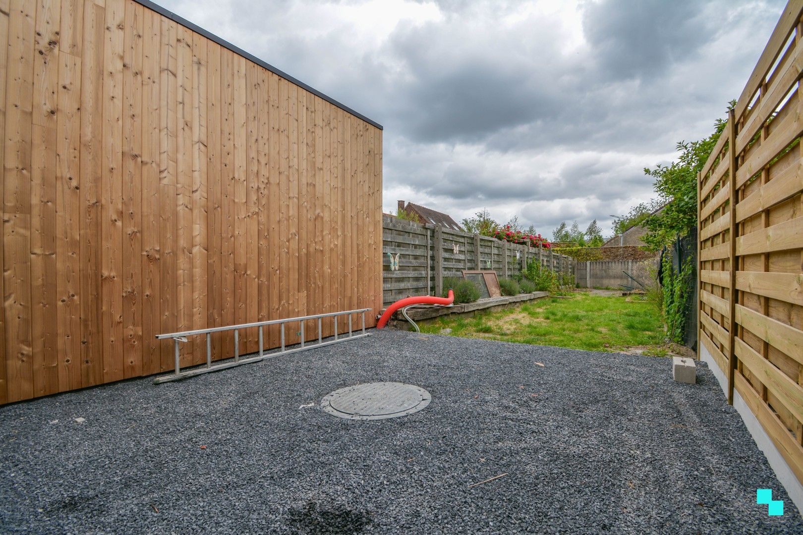 Totaal gerenoveerde woning met garage te centrum Roeselare foto 12