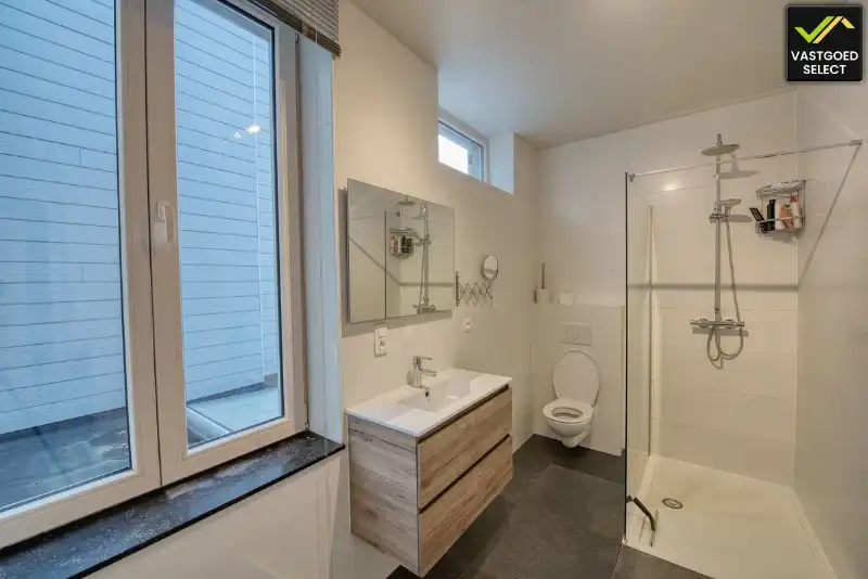 Statige herenwoning met bijgebouw, garage­mogelijkheden en patio in centrum Eeklo foto 9