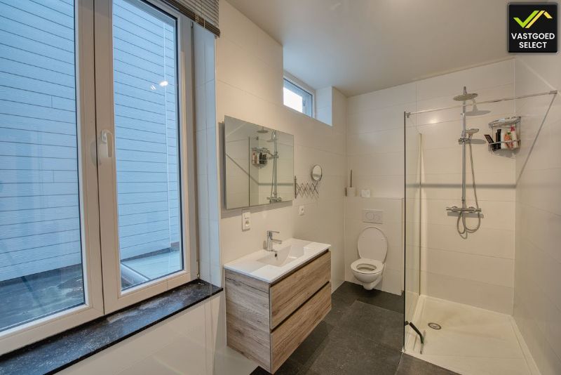 Statige herenwoning met bijgebouw, garage­mogelijkheden en patio in centrum Eeklo foto 9